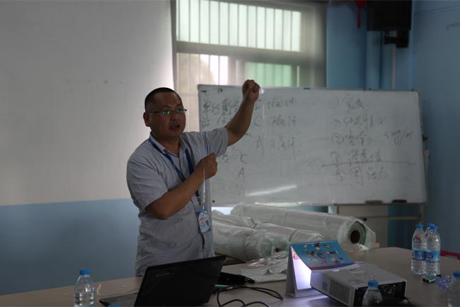 博皓總經理尹秀林為學員們講解《玻璃纖維知識》、《固化劑促進劑》